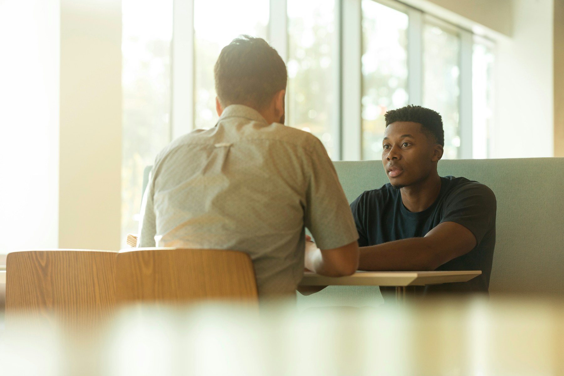 Twee professionals in een persoonlijk kennismakingsgesprek